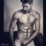 组图：最帅武打明星爆红 腹肌诱惑笑容迷人