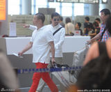 组图：张国立现身机场 疑回国处理张默吸毒事件