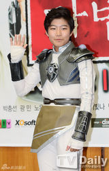 组图：韩男团BOYFRIEND赵光旻出演儿童剧