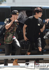 组图：韩团防弹少年团赴美 休闲装仍帅气