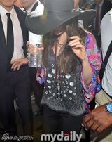 拖家带口！梅根福克斯赴韩老公儿子相伴