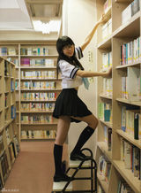 组图：NMB48成员泳池边湿身 玩制服诱惑露底裤