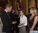 组图：艾玛简约长裙赴王室晚宴 与威廉王子热聊