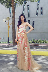 组图：张靓颖亮相戛纳红毯 碎花礼服性感秀腿