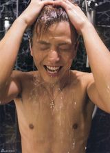 组图：岩田刚典半裸秀肉体美 看完根本把持不住