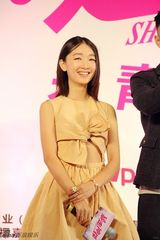 组图：《暴走神探》杀青 周冬雨“表白”阮经天