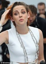 组图：暮光女短发新造型亮相 透视灯笼裤露蛮腰