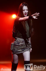 组图：韩团f(x)热舞献唱 雪莉不慎露底