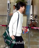 组图：东方神起孔侑等现身 胡茬微露不拘小节