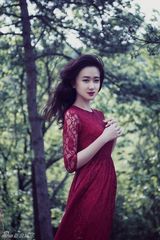 组图：司珂华写真灿烂 山野间释放极致芬芳