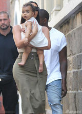 组图：潮妈卡戴珊抱娃出街 萌娃怀中睡得香