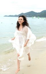 组图：隋兰海滩休闲大片 演绎夏日柔情