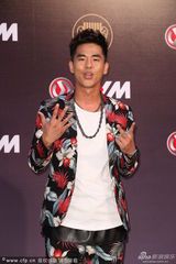 组图：品冠西装儒雅 柯有伦花衣显夏日气息