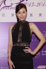 组图：李嘉欣蕾丝晚装露美背 自曝入院做检查