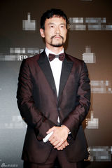 组图：廖凡上海出席艺术展  西装笔挺深沉内敛