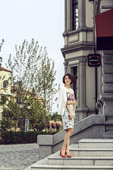 组图：王一楠曝文艺写真 复古冷艳演绎真性情