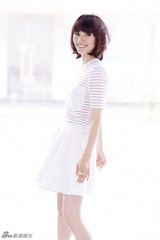 组图：袁泉纯色知性大片曝光 笑靥如花优雅从容