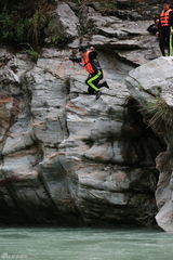 组图：五爸挑战高空跳水 杨威后空翻震惊全场