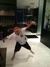 组图：威廉弟弟耍宝抠脚 王子总裁范变蛇精病