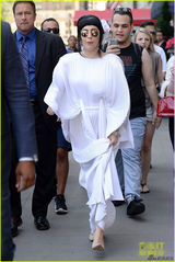 组图：Gaga黑发戴白花扮优雅贵妇 百褶宽袍个性