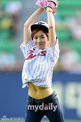 组图：韩星安素美为棒球赛开球露脐超性感