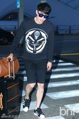 组图：韩星李栋旭现身机场 休闲装显帅气
