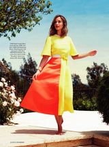 组图：《明日边缘》女主泳池写真 大秀明艳性感