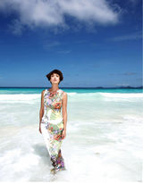 组图：张歆艺海岛沙滩享受闲情逸致自成一色