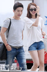 组图：苏怡贤印乔镇甜蜜现身 准夫妇难掩幸福