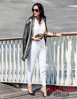 组图：应采儿街拍玩转金色混搭 热辣熟女气场