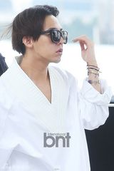 组图：BIGBANG成员GD（权志龙）车祸后首现身 墨镜中分显憔悴