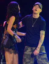 组图：蕾哈娜联手阿姆(艾米纳姆)开唱 火焰裤惹眼秀翘臀