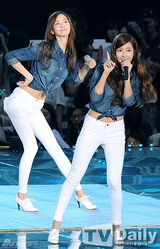 组图：SM演唱会嗨翻 神起SJ穿红裙扮女装