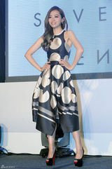 组图：张靓颖台湾办加盟发布会 索尼赠金麦