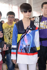 组图：李宇春潮装现身启程戛纳 与小浪合影