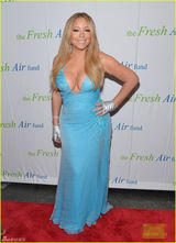 组图：玛丽亚-凯莉深V裙妩媚性感 身材丰满傲人