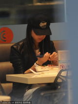 组图：女神爱吃红烧肉！汤唯独吃饭手机玩不停