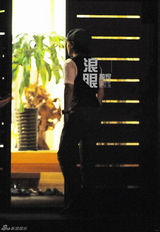 组图：刘谦带富三代女友尝美食 车内悠闲聊天