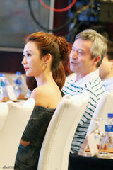 组图：柳岩蕾丝裙优雅显曲线 配合男粉丝自拍