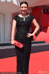 组图：郝蕾黑色亮片礼服裙亮相雍容华贵