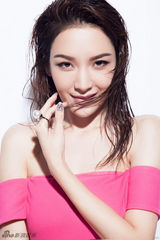 组图：何昊阳曝湿发写真大片 秀香肩美背曲线