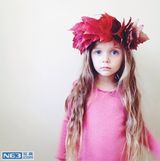 组图：大眼萝莉姐妹走红 写真妈妈掌镜精致如画