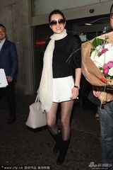 组图：巩俐赴戛纳丝袜秀美腿 给粉丝签名无架子