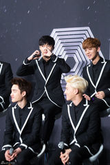 独家高清：EXO出道两年首开唱 11成员一夜长大