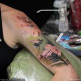 组图：英纹身展辣妹登台惹火 僵尸造型酷男抢镜