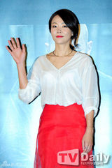 组图：韩星姜东元退伍后首亮相显拘谨