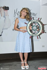 组图：幸田来未露小蛮腰催票 不停鞠躬问好