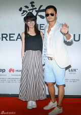 组图：邓超为新片不惜犯贱 穿高跟鞋跳钢管舞