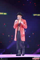 组图：张智霖开唱裸身美女环伺 袁咏仪领衔助威