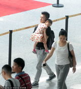 组图：李小鹏一家现身机场 奥莉趴爸妈肩头酣睡